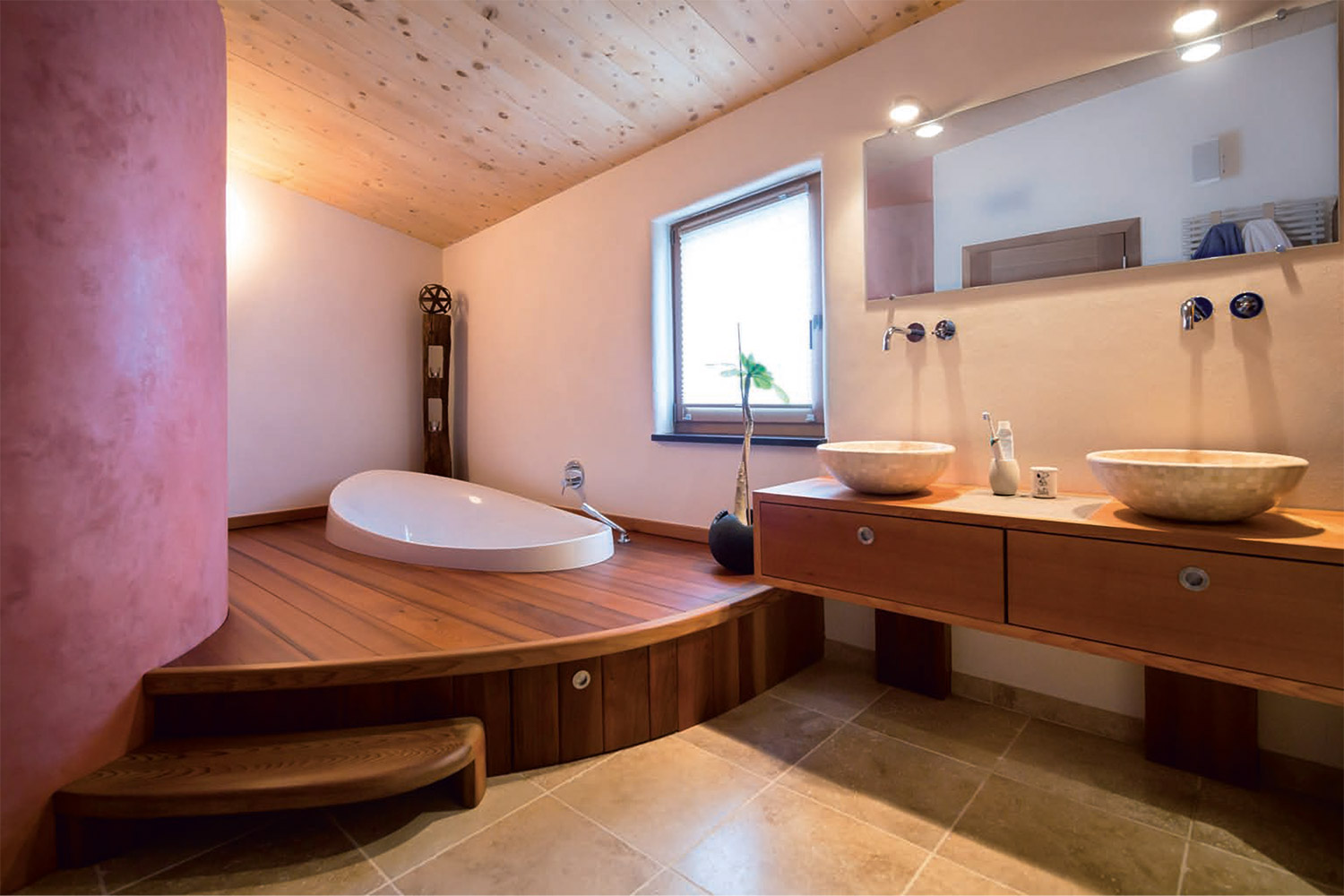 Badezimmer mit Lehmwand