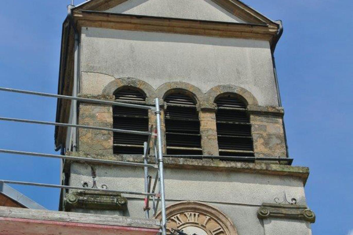 Fassade der Kirch bei beinn der Arbeiten, Hesperange